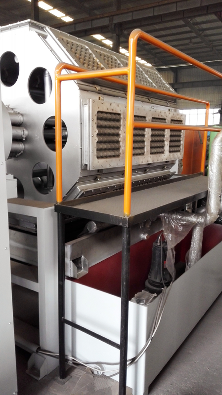 Machine de moulage de pâte d'œuf en papier rotatif 2000-3000pcs/H Machine de moulage de pâte orange et verte pour la fabrication de carton d'œufs en papier / plateau