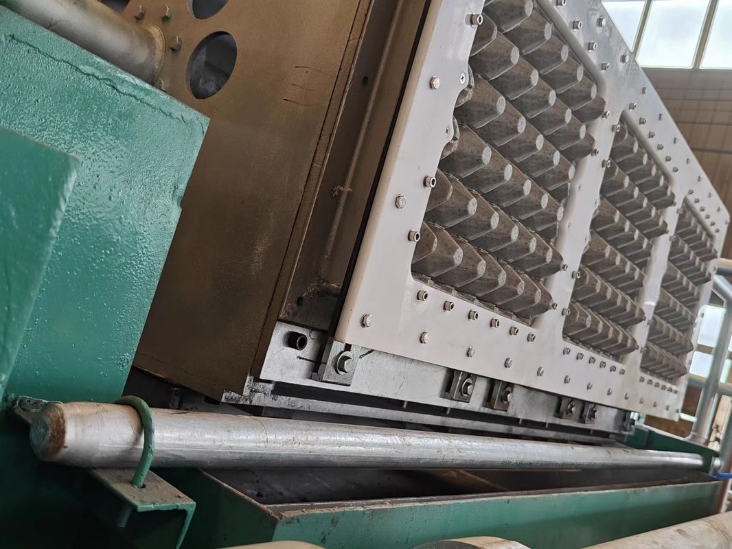 Machine de fabrication de plateaux d'œufs en papier rotative ligne de production de moules 3 par 4 compacte et facile à utiliser produisant 2000 plateaux d'œufs par heure