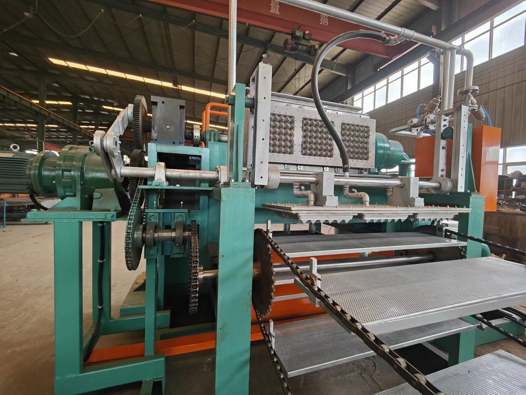 Machine de fabrication de plateaux d'œufs en papier rotative ligne de production de moules 3 par 4 compacte et facile à utiliser produisant 2000 plateaux d'œufs par heure