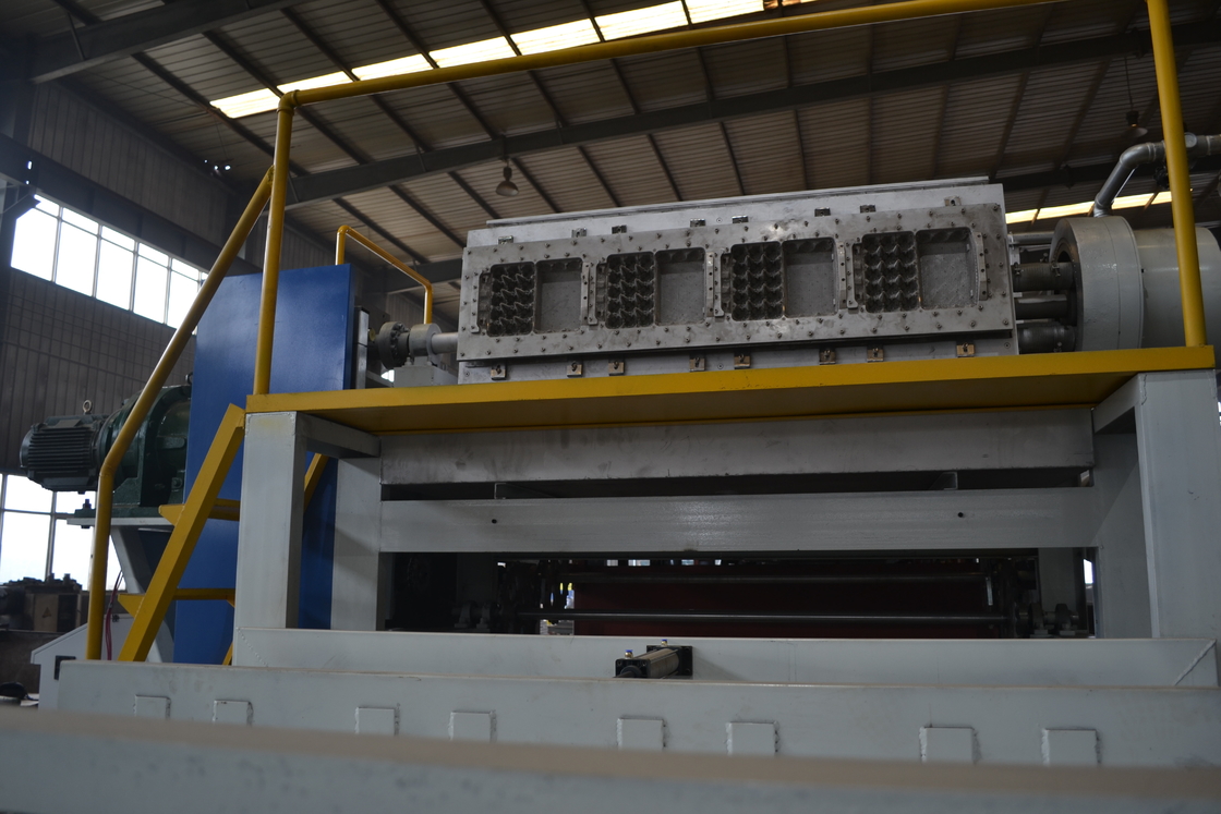 Ligne de production de cartons d'œufs de déchets de papier écologique Formeuse rotative 45KW-200kw Machine à plateau d'œufs de grande capacité 15 sièges Machine de fabrication de cartons d'œufs 4 * 4 types de moules