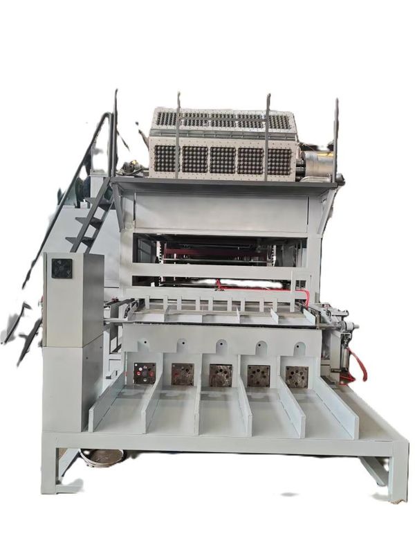 Machine de moulage de pâte de papier entièrement automatique Machine de production de plateaux d'œufs de papier Ligne de production contrôlée par PLC Grande capacité 5 * 8 moules Forgeage rotatif