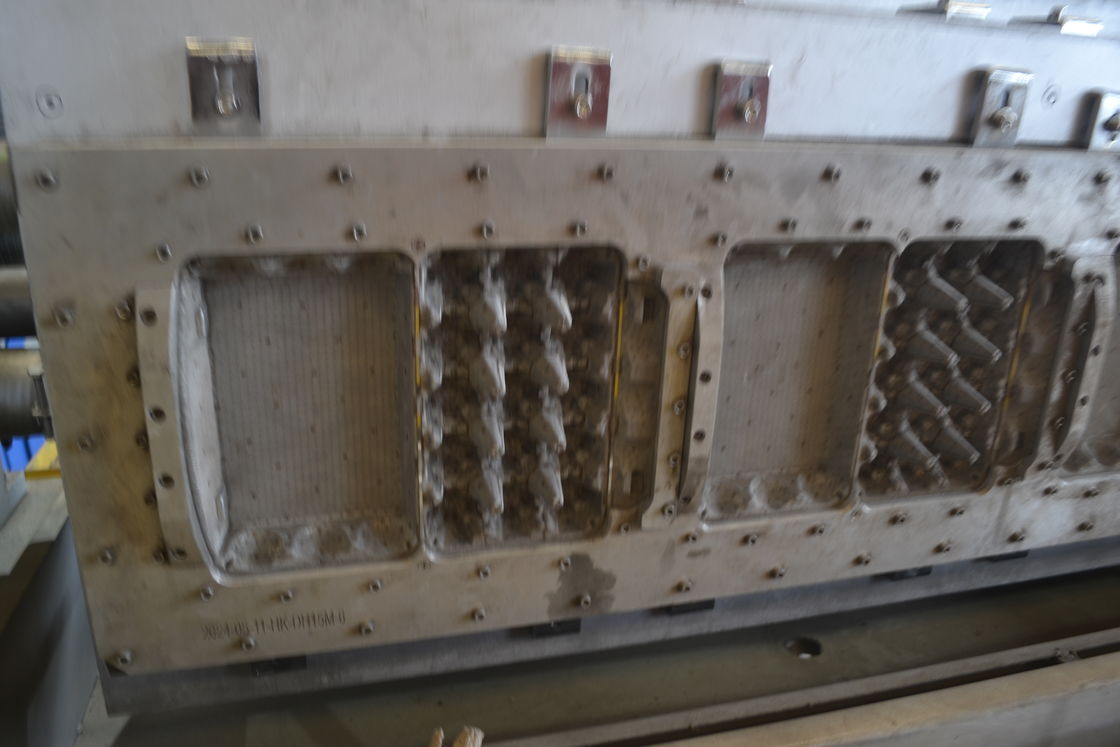 4*4 Moules 2500-3000pcs/h Ligne de production de plateaux à œufs rotatifs Équipée de préparation de lisier de pâte à papier Former des unités de séchage et d'empilage pour la production de plateaux à œufs