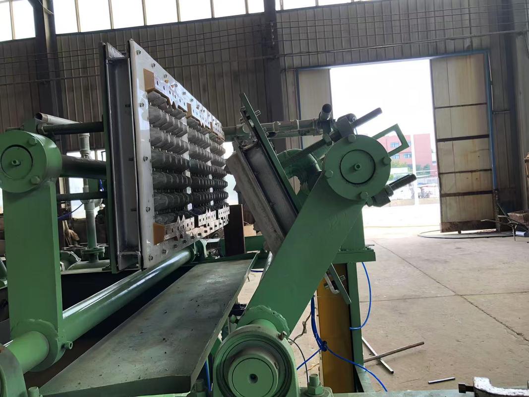 Machine de fabrication de plateaux d'œufs en papier semi-automatique 1x3 Machine de fabrication de plateaux d'œufs en moule Équipement de pâte conçu pour un faible investissement et les entrepreneurs débutants