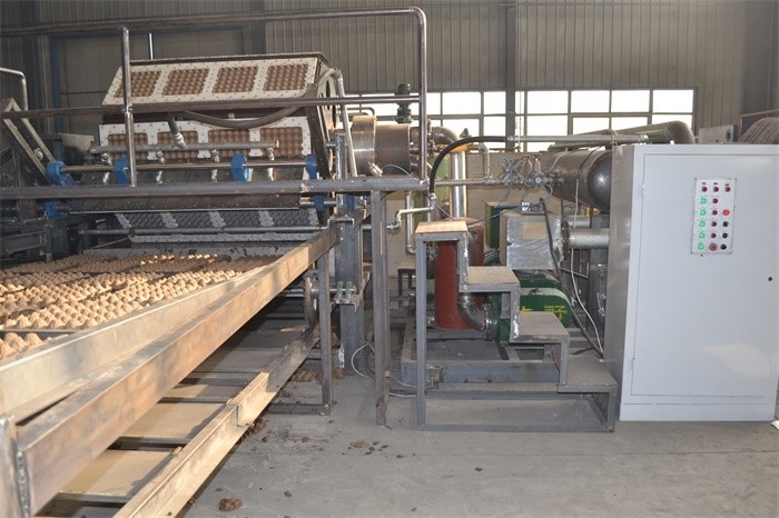Machine rotative à plateaux à œufs en papier 4000 pièces/H Machine de moulage de pâte orange et verte avec séchoir métallique à 4 couches pour la fabrication de boîtes/plateaux à œufs en papier, la fabrication de plateaux à pommes