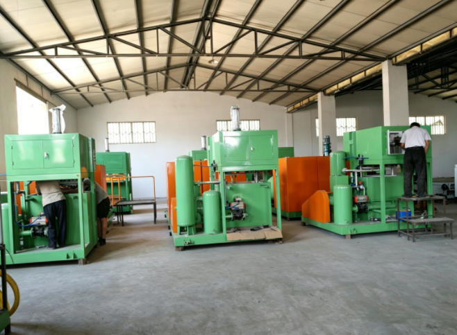 PLC contrôlé 1300-1500pcs par heure machine de plateau d'œufs machine de carton d'œufs pour faire plateaux d'œufs cartons d'œufs plateaux de chaussures plateaux de pépinière pour les petites entreprises idée moules en aluminium