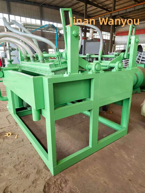 Machine semi-automatique de fabrication de plateaux d'œufs en papier avec une structure simple et 1 par 4 moules pour une production de 1500 pièces par heure