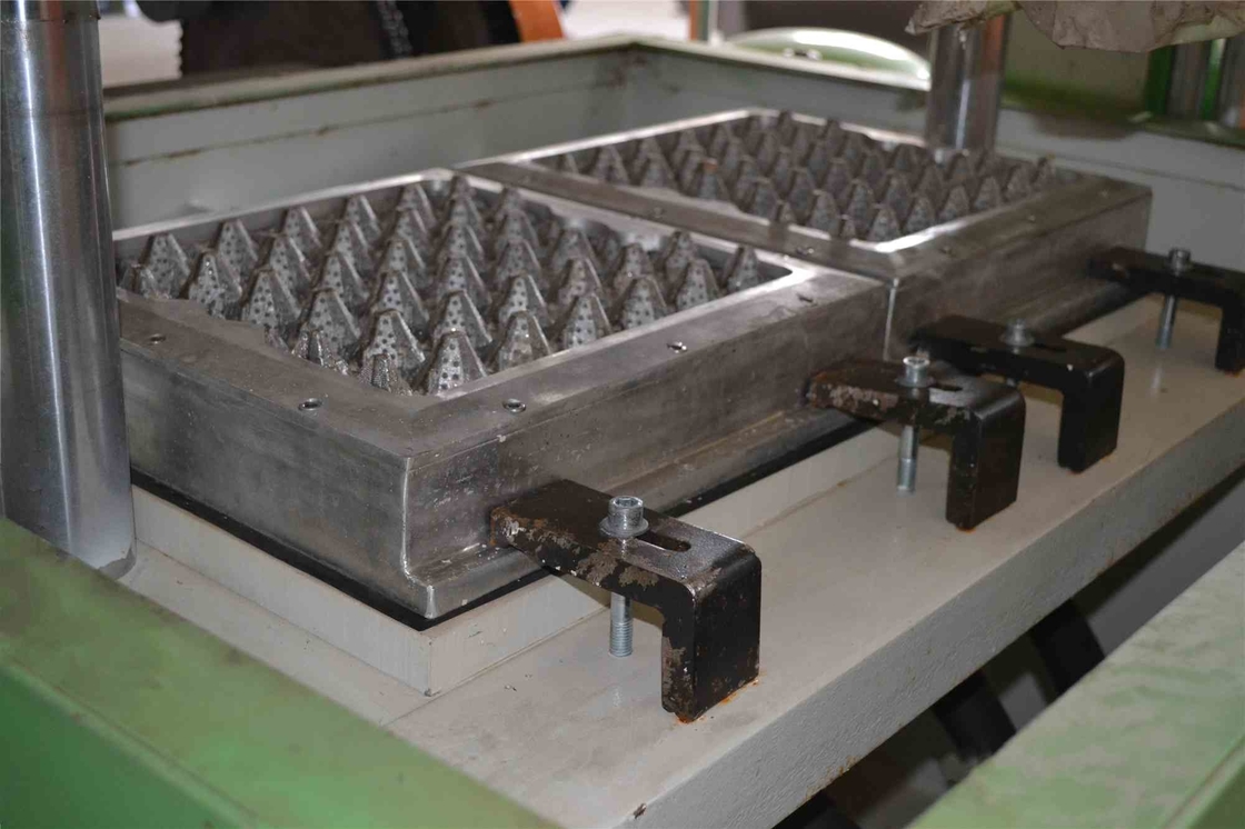 Machine semi-automatique pour le moulage de la pâte de papier de petite taille avec système de pulvérisation contrôlé par ordinateur