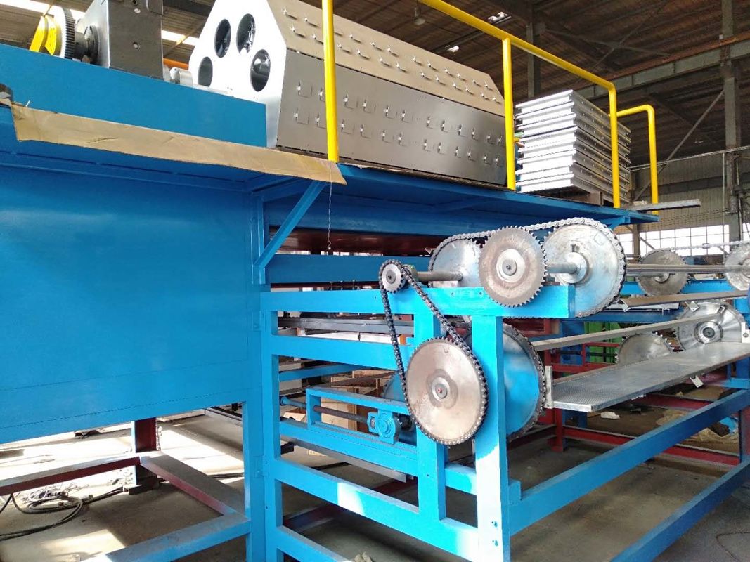 Ligne de production entièrement automatique de la machine de plateau à œufs avec sécheuse métallique à 6 couches 5000-6000 pièces par heure Machine de moulage de pâte contrôlée par PLC