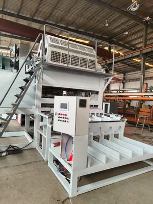 Ligne de production automatique de plateaux à œufs utilisant de la pâte de papier recyclée pour créer divers types de cartons et plateaux à œufs 5000-6000 pièces / h contrôlée par PLC