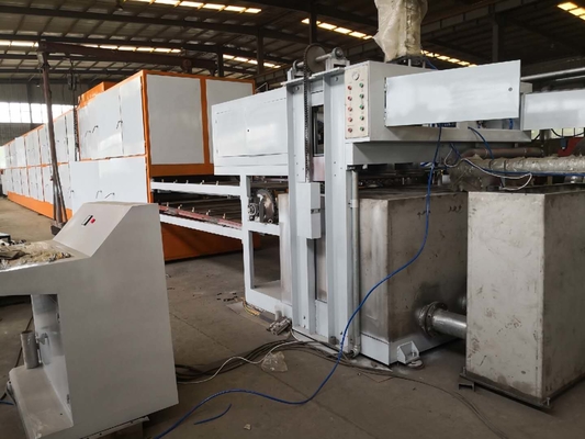 Le papier de rebut complètement automatique réutilisent la chaîne de production de plateau d'oeufs de machine de bâti de pulpe